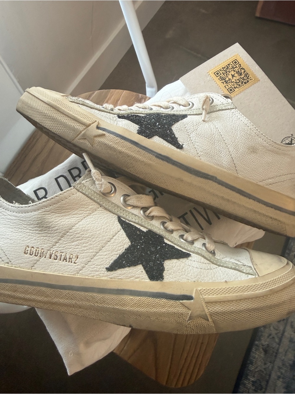 Golden Goose VSTAR2 Low-Top Sneakers in Off-White with Black Star - Picture 2 of 7
